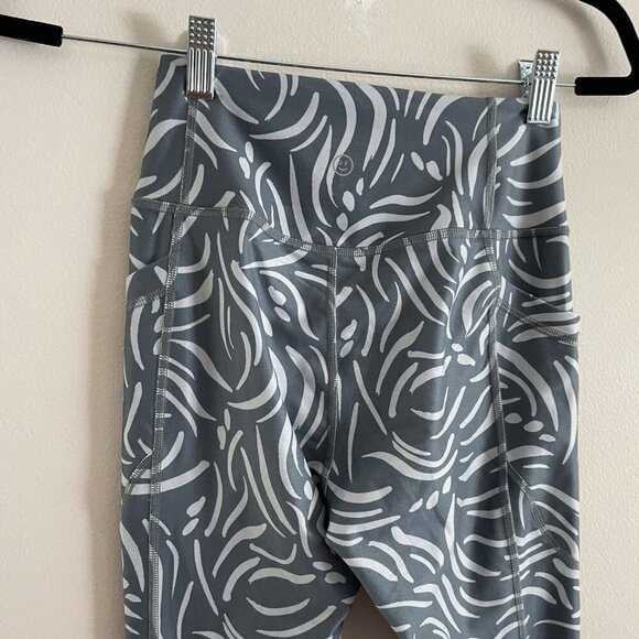 Gilly Hicks Women XS Blue/Gray Allover Design Pocketed Athletic Style Leggings - Picture 6 of 10